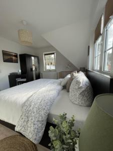 Un dormitorio con una cama con almohadas y una planta en See Land Luft, en Warnitz