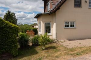 una casa con un patio delante de ella en See Land Luft, en Warnitz