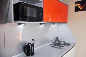 a kitchen with a microwave and a sink at Apartament Numer 5 in Ustrzyki Dolne