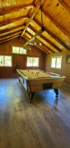 una grande stanza con un tavolo da biliardo di Complejo Ermitazh a Valle Grande