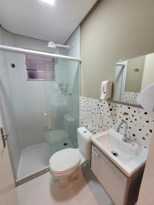 uma casa de banho com um WC, um chuveiro e um lavatório. em Self Hostel em São Paulo