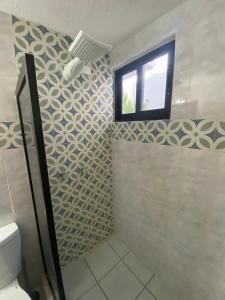 a bathroom with a toilet and a window in it at Departamento Nubes in Tuxtla Gutiérrez