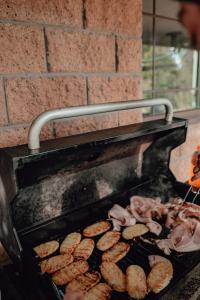 een grill met een hoop eten erop bij Hunter Valley Retreat in Quorrobolong