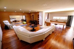 sala de estar con sofá blanco y piano en Azabu Modern House, en Tokio