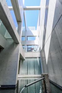 een uitzicht op een gebouw met een zwembad bij Azabu Modern House in Tokyo