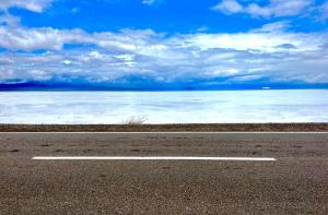eine leere Straße vor einem Wasserkörper in der Unterkunft Departamento Güemes in San Salvador de Jujuy