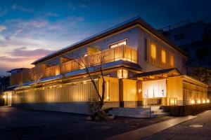 um prédio com luzes na lateral em Onomichi Hansei em Onomichi