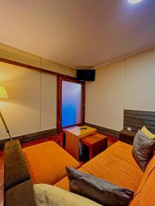 ジェレスにあるCasinha dos Cubosのベッド2台と大きな窓が備わる客室です。
