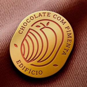un círculo de oro con las palabras comités confederados confederados en Chocolate com pimenta Edifício - Praia do Bessa, en João Pessoa