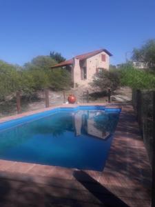 una piscina di fronte a una casa di Cabañas las Vertientes a Villa Parque Síquiman