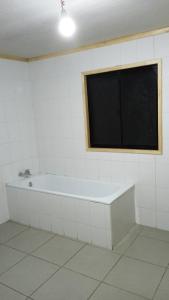 La salle de bains est pourvue d'une baignoire et d'une fenêtre. dans l'établissement Cabaña peumayen, à Juan Chico