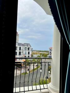 - Balcón con vistas a la calle en Lex Homestay Hotel en Phu Quoc