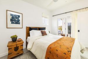 Un dormitorio con una cama grande y una ventana en Harvest Moon Hideaway - BBQ, Hammocks & Dark Skies home, en Joshua Tree