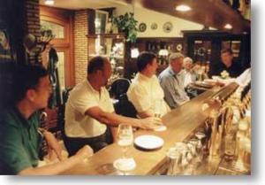 eine Gruppe von Männern, die in einer Bar in einem Restaurant stehen in der Unterkunft Hotel Ickhorn in Werne an der Lippe