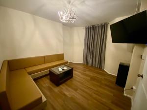 TV a/nebo společenská místnost v ubytování Calinton Hotel