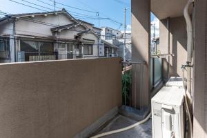 alejka z budynkiem i ścianą w obiekcie Mansion Hashimoto - Vacation STAY 7764 w Osace