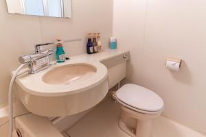 biała łazienka z toaletą i umywalką w obiekcie Mansion Hashimoto - Vacation STAY 7764 w Osace