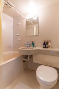 W łazience znajduje się toaleta, umywalka i lustro. w obiekcie Mansion Hashimoto - Vacation STAY 7764 w Osace