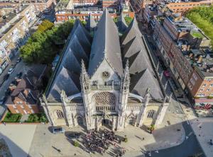 une vue aérienne sur une cathédrale dans une ville dans l'établissement Une escapade tranquille, proche de la plage !, à Dunkerque