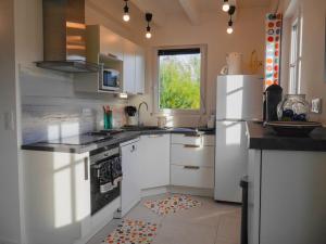 Kuchnia lub aneks kuchenny w obiekcie Maison Neuve Confortable Proche Plages à Locmaria – Jardin, Terrasse, Wifi, Classée 3* - FR-1-418-209