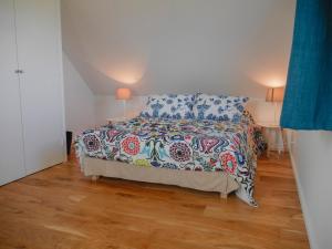 Łóżko lub łóżka w pokoju w obiekcie Maison Neuve Confortable Proche Plages à Locmaria – Jardin, Terrasse, Wifi, Classée 3* - FR-1-418-209