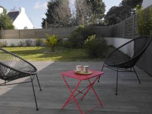 Vonkajšia záhrada v ubytovaní Maison moderne et calme avec jardin, proche mer - Locmaria - FR-1-418-223