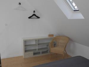 ein Schlafzimmer mit einem Schreibtisch und einem Stuhl in der Unterkunft Maison Locmaria, 2 pièces, 2 personnes - FR-1-418-223 in Locmaria