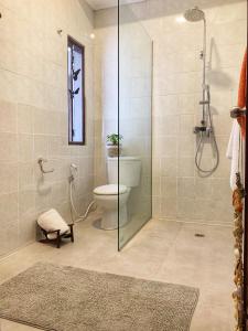 House near Seminyak 6BR promo في كيروبوكان: حمام مع مرحاض ودش زجاجي