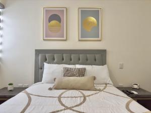 sypialnia z dużym łóżkiem z 3 obrazami na ścianie w obiekcie MATTHAY - Moderno Apartamento Cerca del Estadio Teodoro Mariscal y Playas w mieście Mazatlán