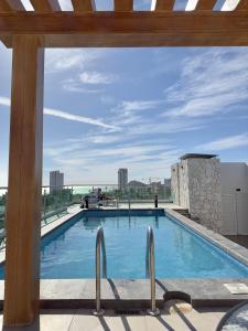 una piscina en la azotea de un edificio en MATTHAY - Moderno Apartamento Cerca del Estadio Teodoro Mariscal y Playas en Mazatlán
