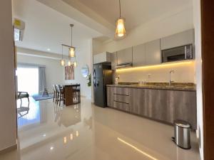 a kitchen with a counter and a dining room at MATTHAY - Moderno Apartamento Cerca del Estadio Teodoro Mariscal y Playas in Mazatlán