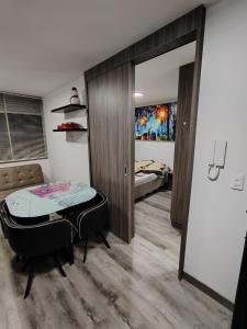 1 dormitorio con mesa y 1 cama en una habitación en OroNegroApartaHoteles Acogedor Apartaestudio Amoblado Armenia, Quindio, en Armenia