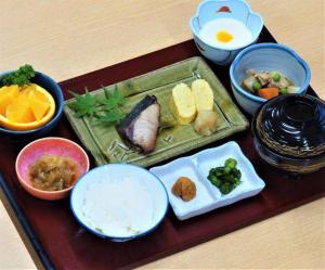 taca żywności z różnymi rodzajami żywności na niej w obiekcie Le Port Awashima w mieście Mitoyo