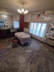 comedor con mesa y sillas en Casa de papel en Mendoza