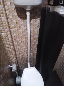 a bathroom with a white toilet and a sink at Quarto Casal Térreo perto Pelourinho in Salvador