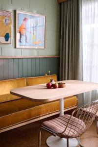 una mesa con fruta en ella en una sala de espera en River Drive Motel, en Tarwin Lower
