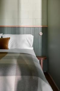 ein Schlafzimmer mit einem Bett, einer Lampe und einem Tisch in der Unterkunft River Drive Motel in Tarwin Lower