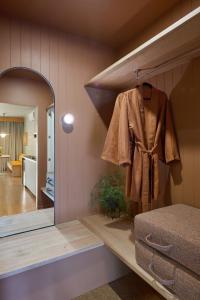 ein Ankleidezimmer mit einem Spiegel und einem Bademantel auf einem Regal in der Unterkunft River Drive Motel in Tarwin Lower