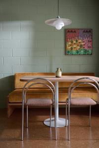 mesa y 2 sillas en una habitación con mesa en River Drive Motel, en Tarwin Lower