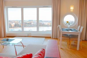 un soggiorno con divano e tavolo di Wilde Guest Apartment Tigutorn a Tartu