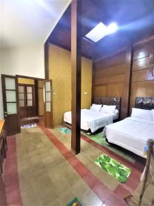 a hotel room with two beds in a room at Ndalem Kinasih Homestay Syariah in Solo