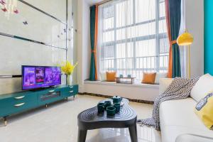 TV a/nebo společenská místnost v ubytování Lavendar Duplex Apartment