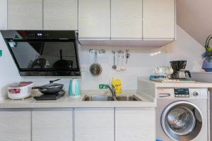 Kuchyň nebo kuchyňský kout v ubytování Lavendar Duplex Apartment