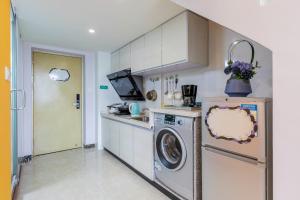 Kuchyň nebo kuchyňský kout v ubytování Lavendar Duplex Apartment
