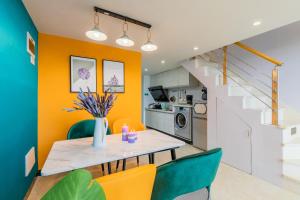 Kuchyň nebo kuchyňský kout v ubytování Lavendar Duplex Apartment