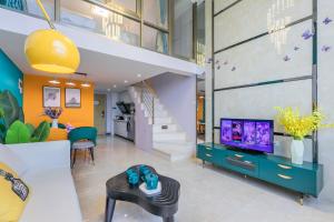 TV a/nebo společenská místnost v ubytování Lavendar Duplex Apartment