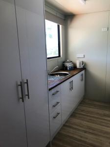 eine kleine Küche mit einem Waschbecken und einem Fenster in der Unterkunft Serenity at Valley View in Chittering in Chittering
