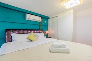 Postel nebo postele na pokoji v ubytování Lavendar Duplex Apartment