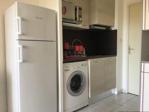 La cuisine est équipée d'un réfrigérateur et d'un lave-linge. dans l'établissement Appartement Marseillan-Plage, 2 pièces, 6 personnes - FR-1-326-643, à Marseillan