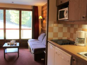 Kuchyň nebo kuchyňský kout v ubytování Charmant 2 Pièces avec Piscine, Parking et Animaux admis à Vars Les Claux - FR-1-330B-3